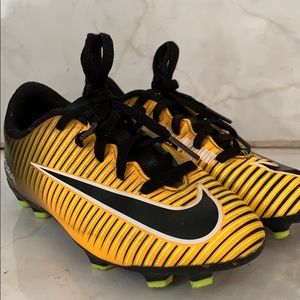 Kids soccer shoes 11c